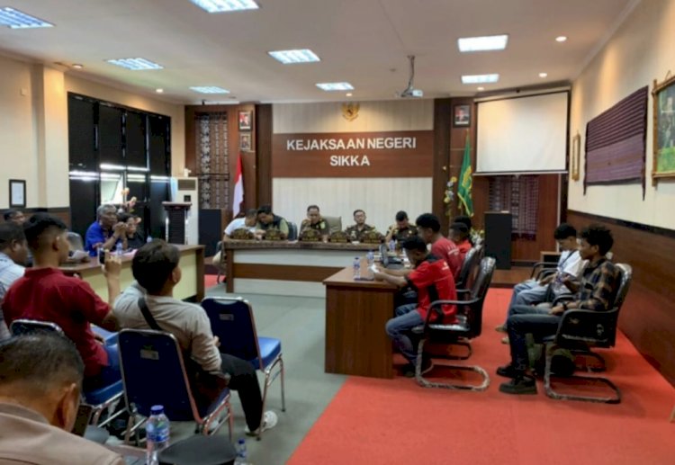 Meski Tensi Meningkat Situasi Tetap Kondusif Polres Sikka Amankan Audiensi GMNI–Kejari, Meski
