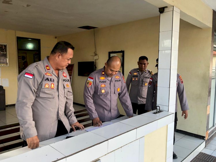 Menjalankan Fungsi Pengawasan Waka Polres Sikka Pastikan Kesiapan Piket SPKT Lewat Pengecekan Langsung