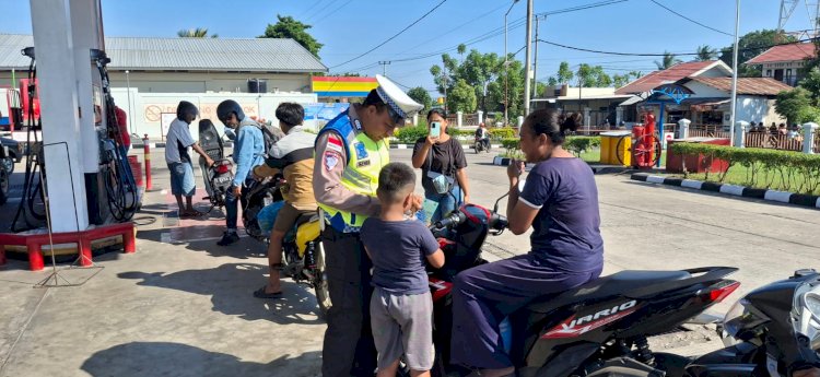 Polres Sikka Gencarkan Edukasi di SPBU Waipare, Dorong Kesadaran Taat Pajak dan Budaya Tertib Berlalu Lintas