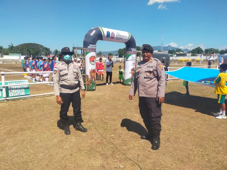 “Laga Panas, Pengamanan Tuntas: Polres Sikka Kawal Babak 8 Besar Soeratin U-17 hingga Berakhir Kondusif”