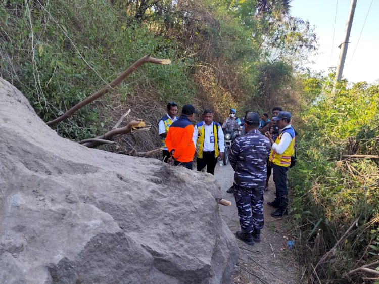 Dirjen SDA Kementerian PU Turun Langsung ke Palue Sikka, Tinjau Jalan Poros Empat Desa yang Dihantam Gempa