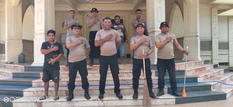 Polres Sikka Bergerak Pulihkan Dampak Gempa, Tujuh Personel Samapta Bersihkan Puing Gereja St. Thomas Morus