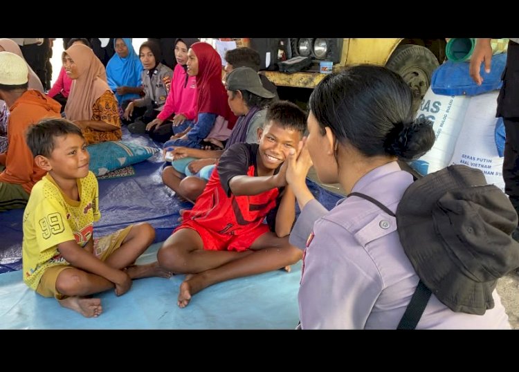 Sentuhan Kasih Srikandi Bhayangkara: Polwan Polres Sikka Usap Duka Pengungsi Nangahale lewat Akses Kepedulian