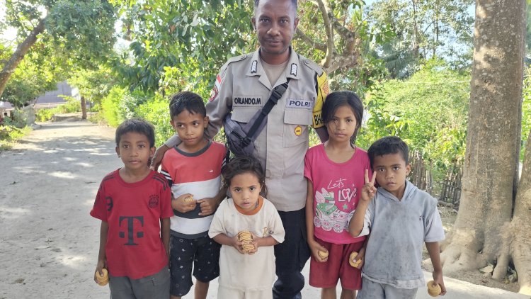Gempa M 7,7 Guncang Palue, Bhabinkamtibmas Polres Sikka Hadir Bawa Senyum untuk Anak-Anak Korban Bencana