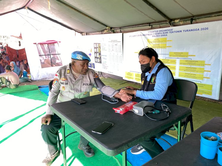 Pastikan Kondisi Personel Tetap Prima, Sidokkes Polres Sikka Periksa Kesehatan dan Salurkan Obat bagi Petugas Pengamanan Posko Pengungsian