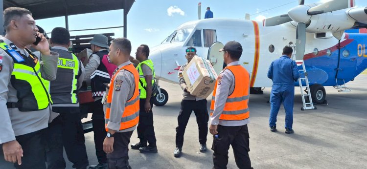 Langit Maumere Dipenuhi Misi Kemanusiaan, Bantuan dari Pesawat Cargo dan Cassa Polri Tiba