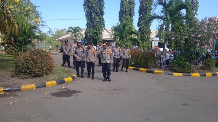 Jejak Kepedulian di Tengah Bencana, Kapolda NTT Tiba di Maumere Bawa Bantuan Bhayangkari Peduli Bagi Korban Gempa Flores