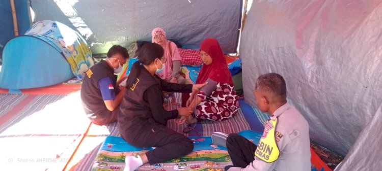Polri Hadir Menjaga Kesehatan Pengungsi, Menguatkan Harapan Pascagempa Bumi di Sikka