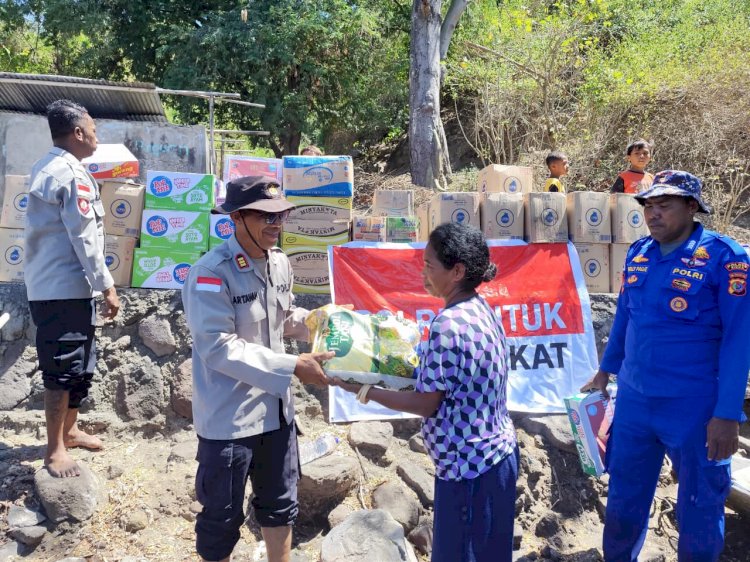 Menembus Laut Palue, Polri dan Bhayangkari Peduli Antar Bantuan untuk Warga Terdampak Gempa di Tuatebho