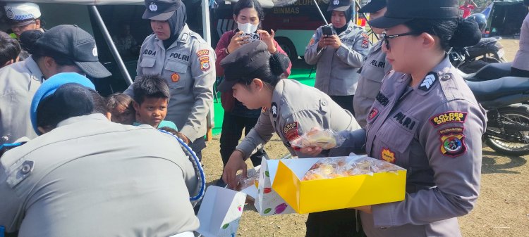 “Gelora Samador Kembali Dipenuhi Tawa, 27 Polwan Polres Sikka Hadir Obati Trauma Anak Pengungsi”