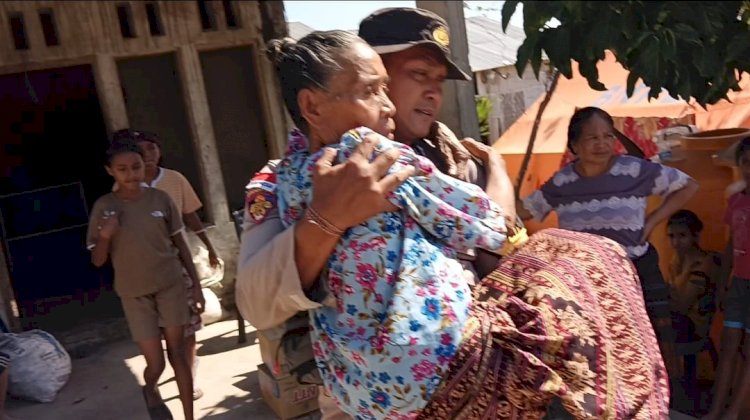 Polri Salurkan Bantuan untuk 155 KK Korban Gempa di Palue, Bhabinkamtibmas Sigap Evakuasi Lansia 75 Tahun