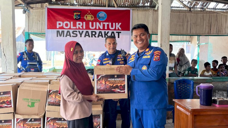 Menembus Akses Sulit, Polri Salurkan 146 Paket Sembako untuk Warga Terdampak Gempa di Pulau Sukun Sikka