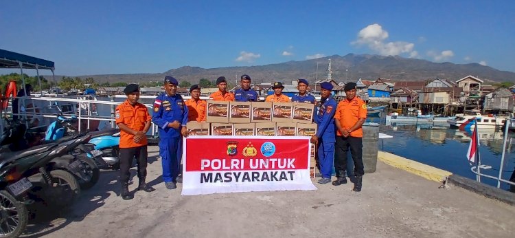 Membawa Harapan di Tengah Luka Gempa, Satpolairud Polres Sikka Menembus Pesisir Antar Bantuan untuk Warga