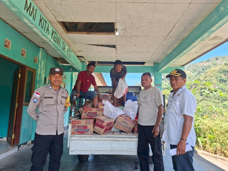 Bhabinkamtibmas Tak Berjarak dengan Warga, Bantuan KADIN Dikawal hingga Menyentuh Korban Gempa di Tanawawo Sikka