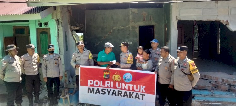 Turun ke Tengah Puing Gempa, Polsek Paga Polres Sikka Ulurkan Bantuan dan Tenaga untuk Warga Maulo’o