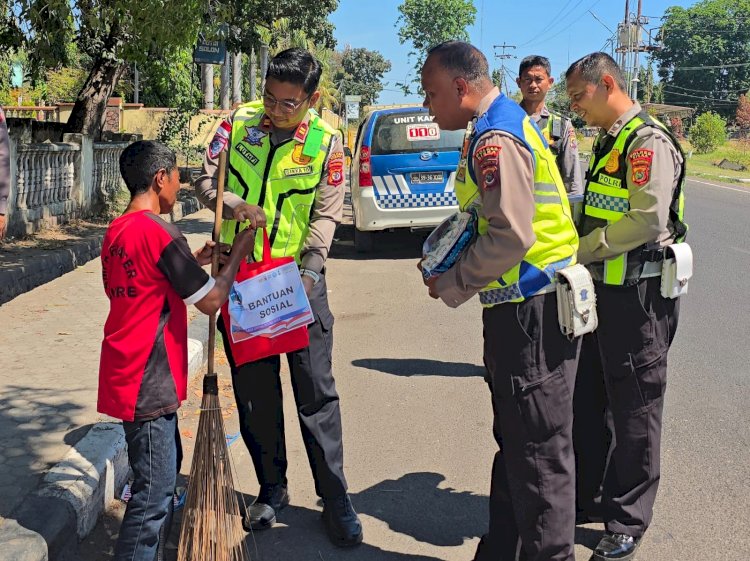 Peduli Kasih Satlantas Polres Sikka, Sentuhan Kemanusiaan untuk Warga yang Membutuhkan