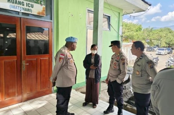 Ketika Solidaritas Diutamakan, Pimpinan Polres Sikka Besuk Personel yang Tengah Menjalani Perawatan