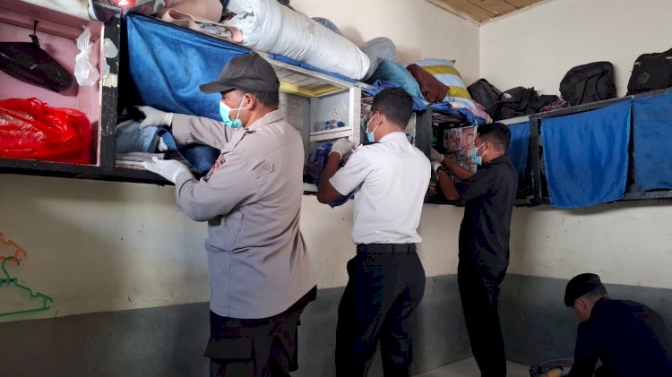 Sinergi TNI-Polri, Lapas Maumere IIB Sisir Kamar Hunian WBP, Persempit Celah Masuk Barang Terlarang