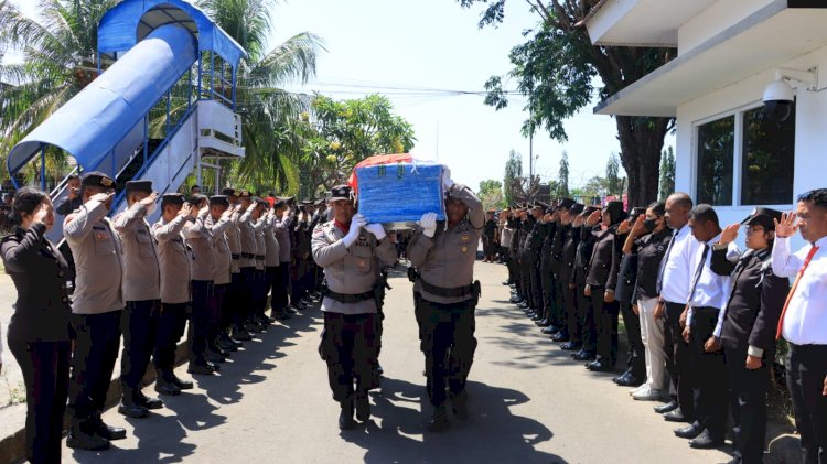 Tugas Telah Usai, Polres Sikka Lepas Aiptu I Nengah Martayasa dengan Penghormatan Terakhir