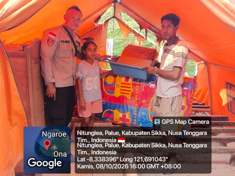 “Polres Sikka Hadir di Tengah Duka, Bhabinkamtibmas Palue Salurkan Bantuan untuk Korban Kebakaran Pascagempa”