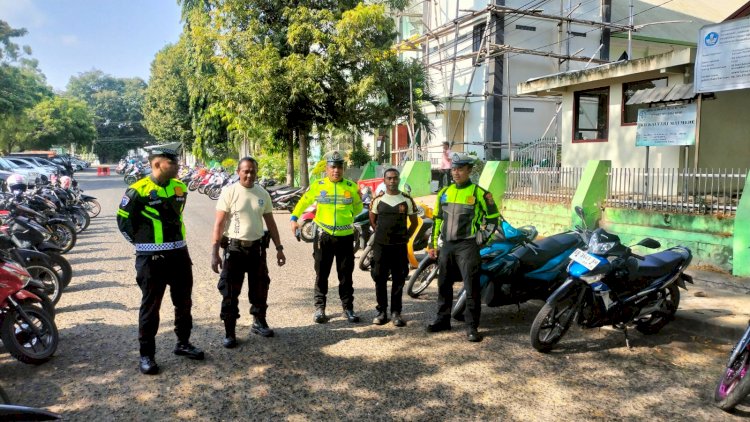 Ibadah Aman, Lalu Lintas Lancar! Satlantas Polres Sikka Turun Langsung ke Tiga Gereja
