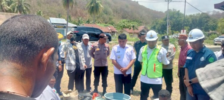 Dukung Pembangunan Kawasan Pesisir, Polsek Paga Polres Sikka Hadiri Peletakan Batu Pertama KNMP Lowolabo