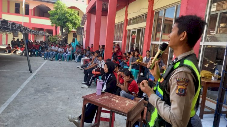 Sat Lantas Polres Sikka Ajak Mahasiswa Akademi Farmasi Santo Fransiskus Xaverius Budayakan Tertib Berlalu Lintas