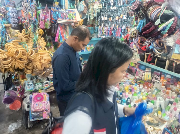 Satres Narkoba ; Di Balik Operasi Sarang Narkoba, Puluhan Kosmetik Diduga Ilegal Ditemukan di Pasar Tingkat
