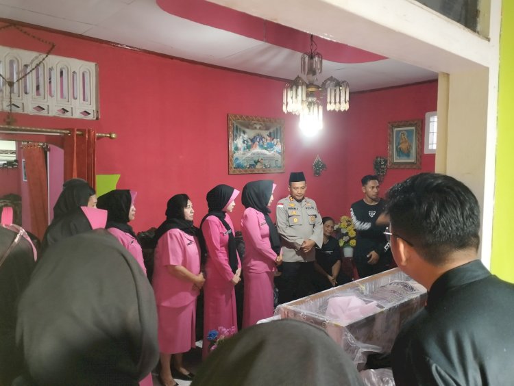 Saat Duka Menyelimuti, Kapolres Sikka dan Bhayangkari Berikan Dukungan bagi Keluarga Almarhumah