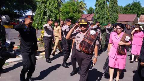 KAPOLDA NTT DISAMBUT TARIAN MANUNGGAL TNI-POLRI DI POLRES SIKKA
