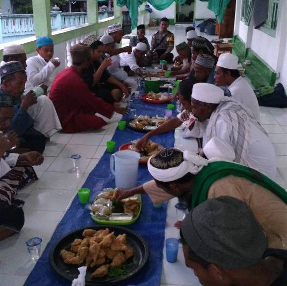 Berkah Ramadhan, Bhabinkamtibmas Buka Puasa Bersama di Masjid Baitussodiq Nangahale