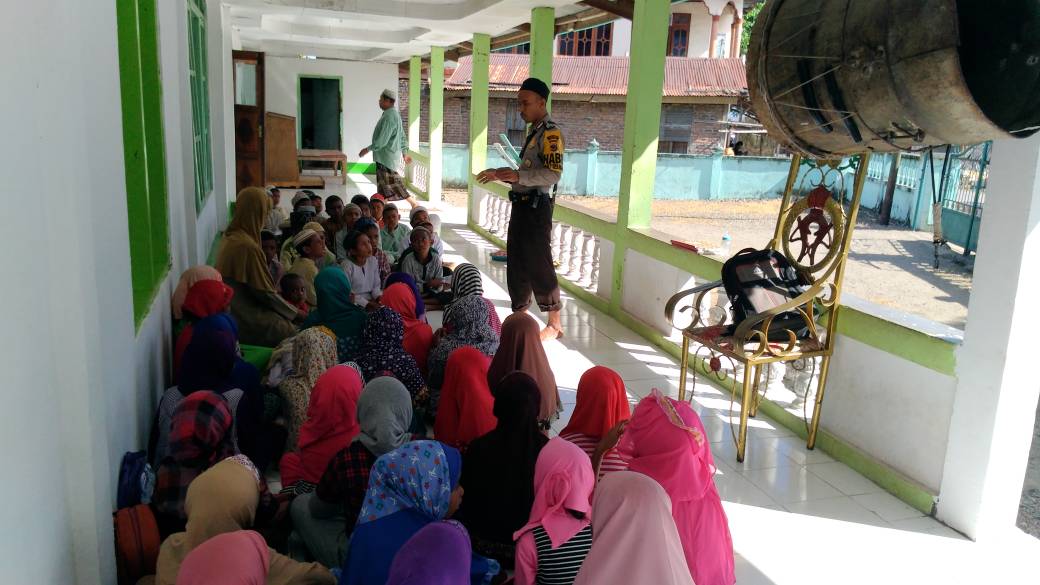 Safari Ramadhan, Bhabinkamtibmas Bripka Ridwan Sambangi Anak-anak Pengajian di Masjid
