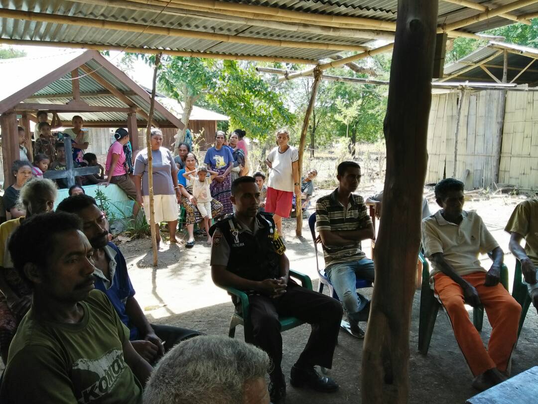Bhabinkamtibmas Bripka Hendra Rejab Hadiri Penyelesaian Adat di Desa Runut