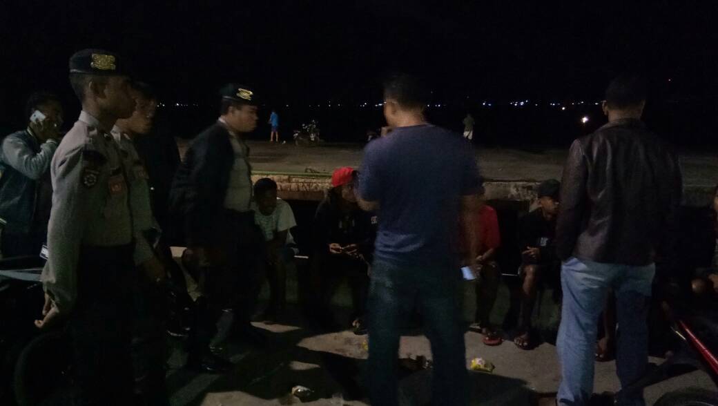 Polres Sikka Bubarkan Kelompok Remaja yang Minum Miras di Pelabuhan Maumere