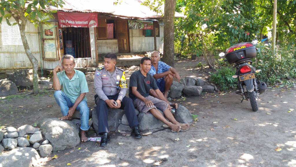 Sambangi Dusun Kangarusa, Bhabinkamtibmas Brigpol Sudirman Diskusi Kamtibmas dengan Warga