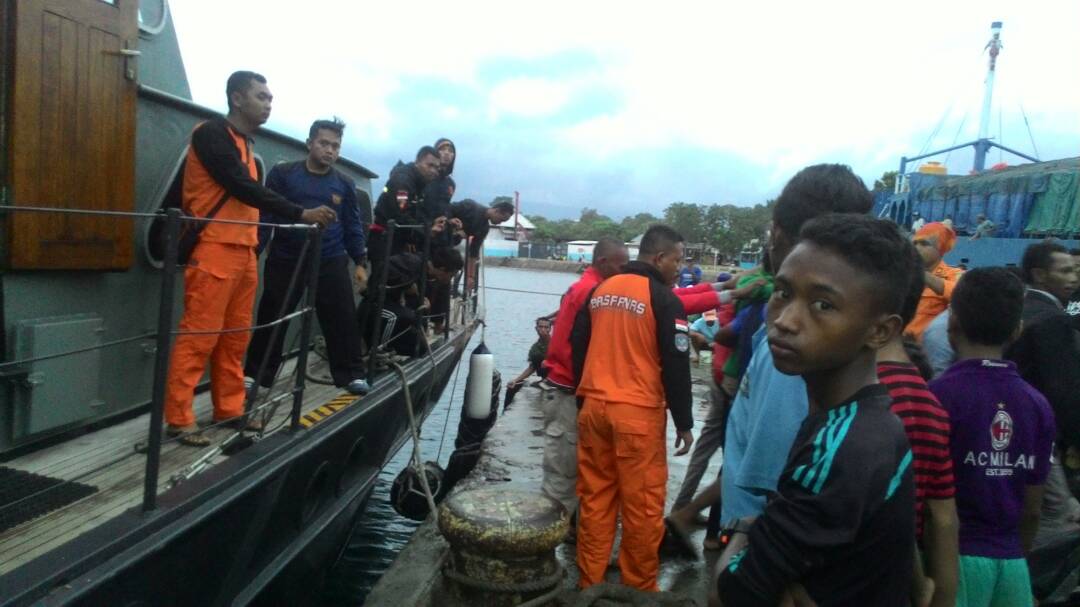 Tim Gabungan Berhasil Evakuasi 6 Penumpang Kapal Jolor yang Terdampar di Laut Pulau Sukun