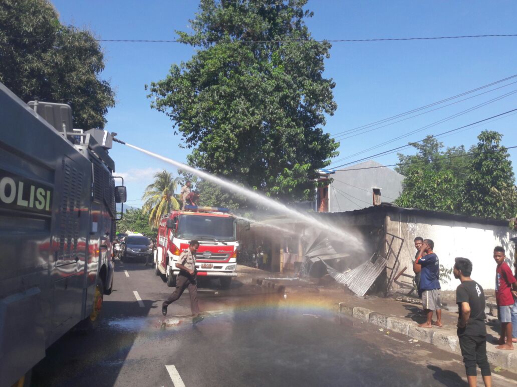 Breaking News : Mobil Water Canon Polres Sikka Berhasil Padamkan Api yang Melahap Kios Warga di Waioti