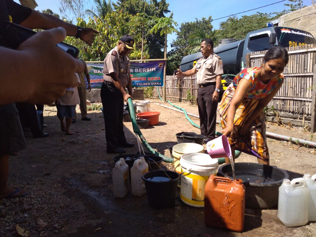 Akibat Kemarau Panjang, Wakapolres Sikka Beri Bantuan Air Bersih pada Warga di Desa Nelle Barat