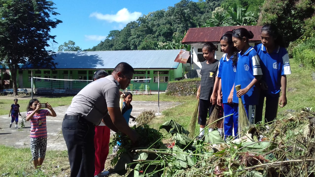 Pemberantas Sarang Nyamuk Bersama Bhabinkamtibmas Melakukan Kerja Bakti di Lingkungan Sekolah